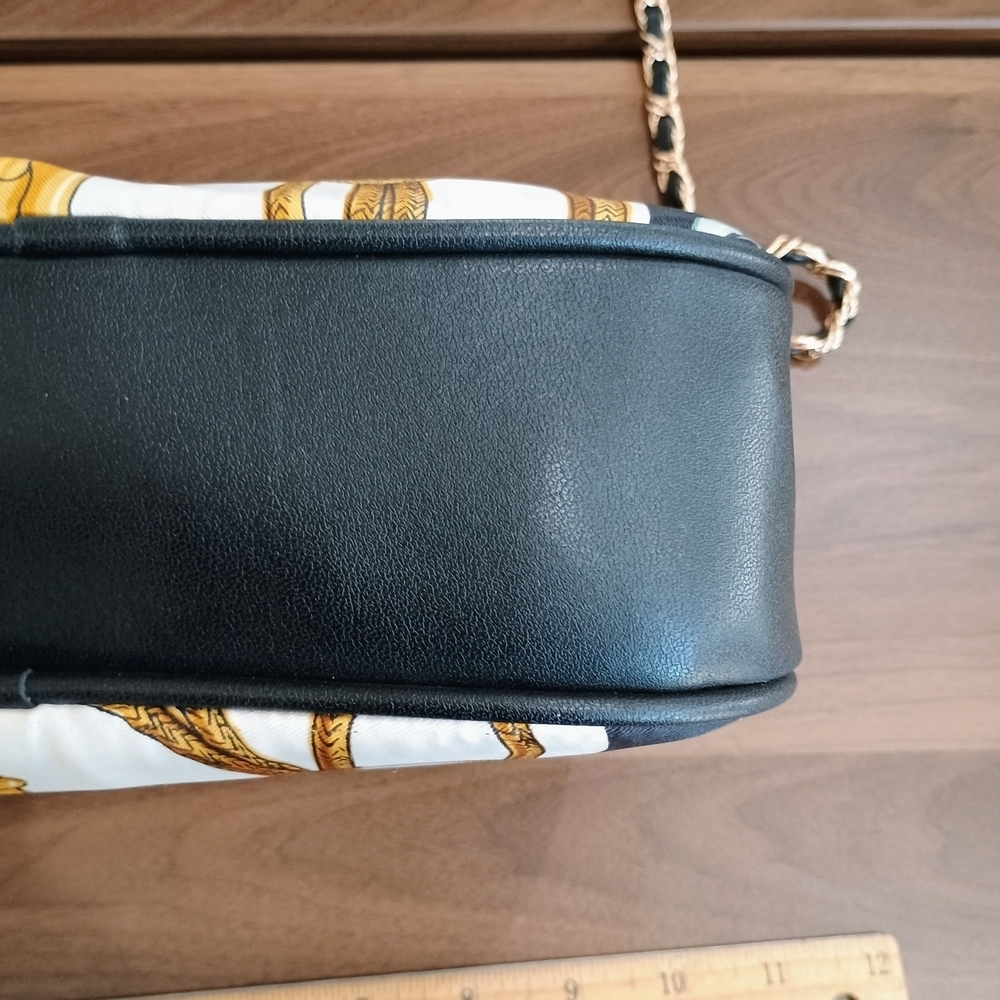 Elegant Black and Gold Women's Bag - Picture 8 of 9